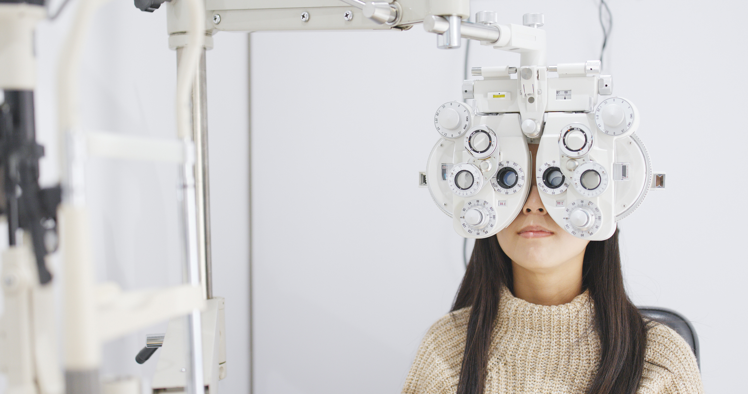 woman doing eye test