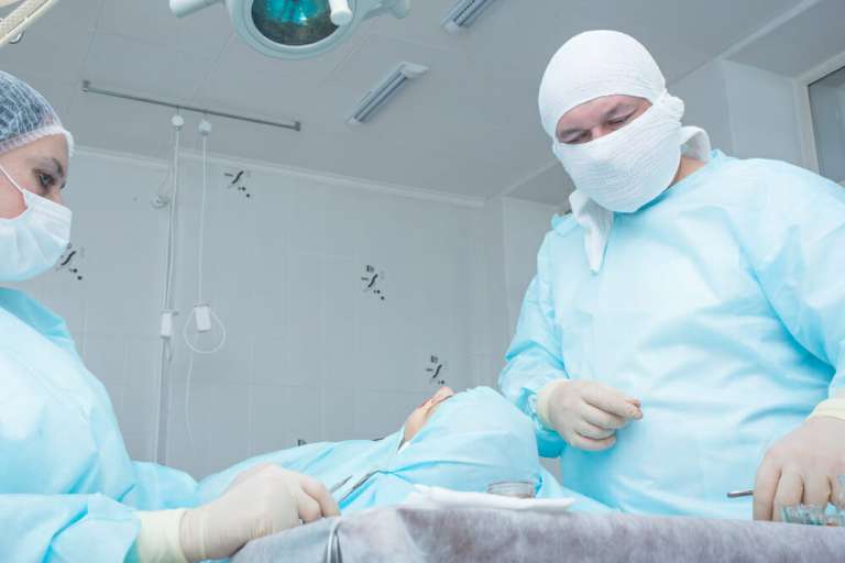 A photograph of a surgeon in theatre. This is a similar setting to where Dr Paterson worked.