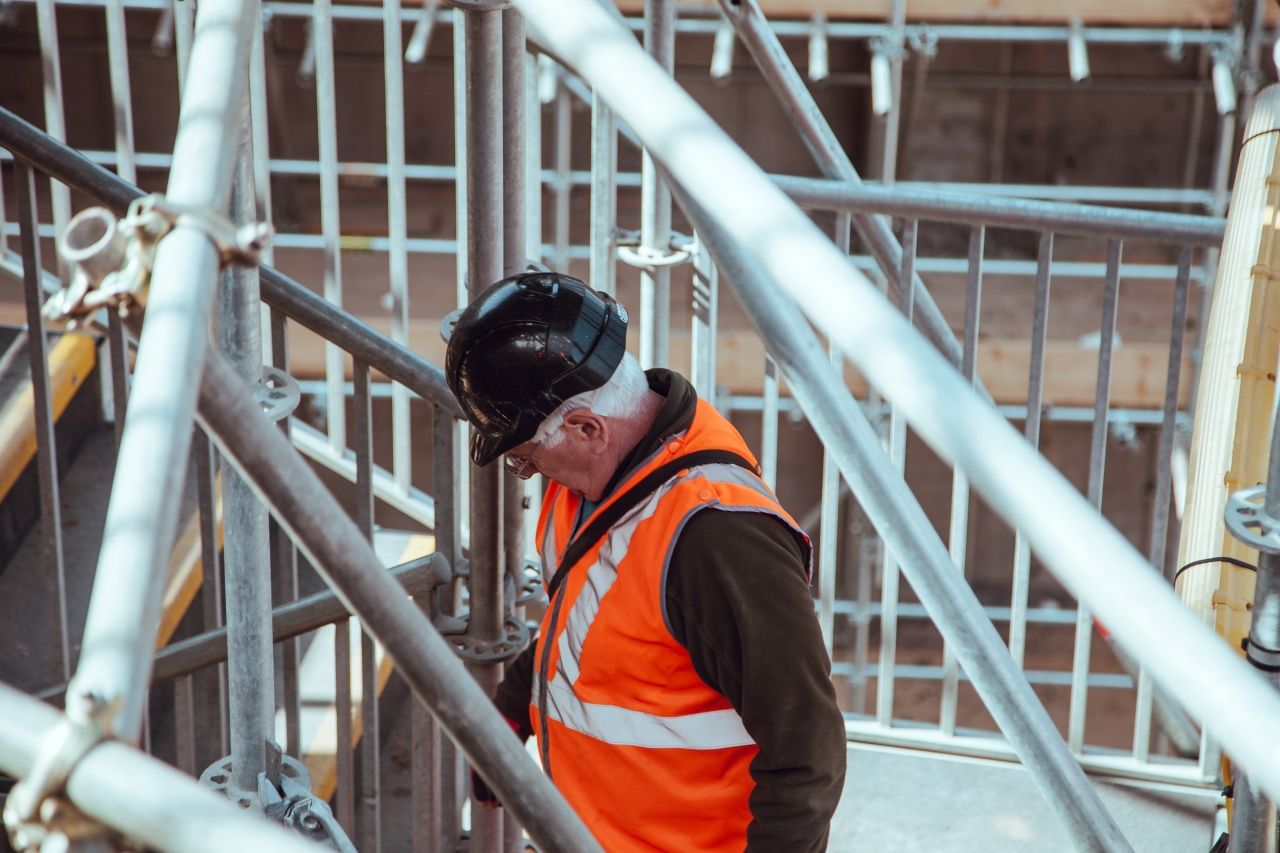 An image of a manual worker on a building site, to accompany an article about health and safety, afte ra construction worker fell from a roof